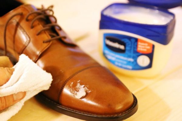 cách khắc phục giày da bị xước
